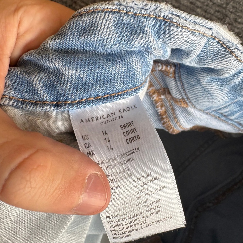 American Eagle Strigid Mom Jeans Light Wash Blue Size 14 Short Womens Denim - Picture 4 of 8
